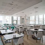 Radisson Red, Oslo Airport فندق 4*