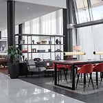 Radisson Red, Oslo Airport فندق